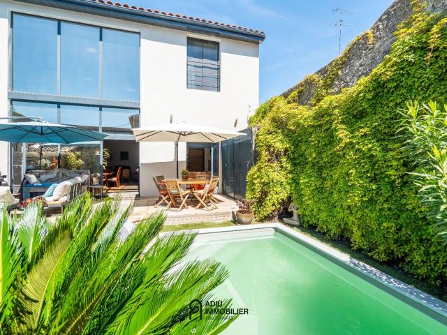 Maison de village rénovée alliant pierre et modernité, 140 m. 148m² Nîmes