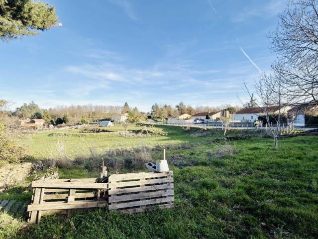 Maison de village rénovée de 99 m2 avec cave et cours et ter