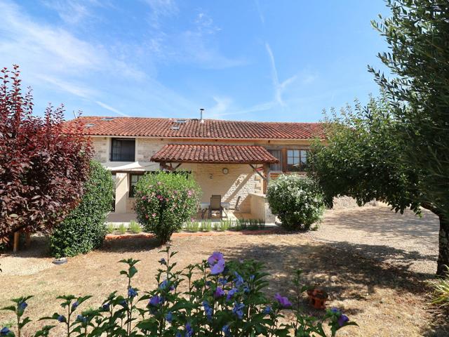 Maison de village rénovée | 3 chambres avec salle d'eau priv. 160m² Salles de Villefagnan