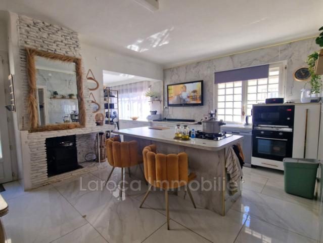 Maison de village spacieuse avec terrasses et garages ? 175 m