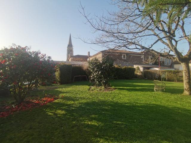 Maison De Village Spacieuse Avec Grange Et Jardin 150m² Montemboeuf