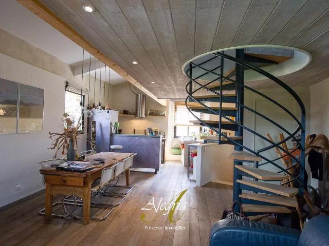 Maison de Village stylée, fort potentiel commercial, apparte. m² Tourtour