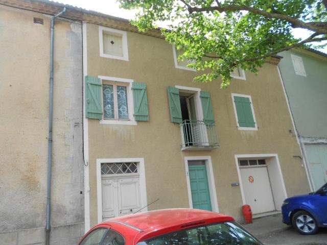 Maison de village sur 2 niveaux avec garage d'environ 83m2 à Courpière