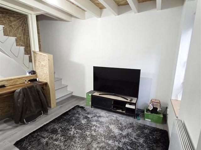 Maison de village sur 2 niveaux avec garage et cave au centr