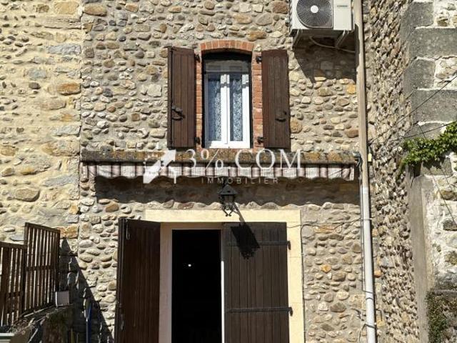 Maison de village sur deux niveaux avec terrasse, garage et