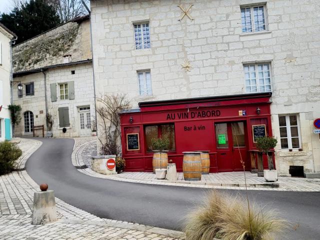 Maison de village sur la place principale d'Aubeterre sur Dronne