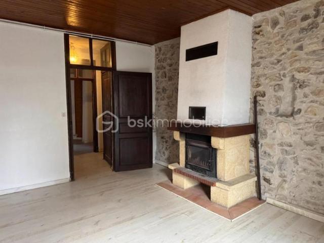Maison de village sur trois niveaux habitables, jardin et garage indépendant