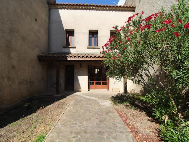 Maison de villages en pierre avec un grand espace extérieur. 78m² Fabrezan