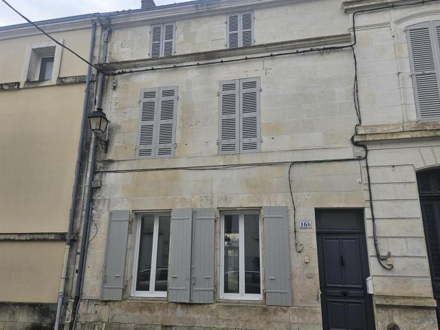 Maison De Ville 3 Chambres Et Terrasse 88m² Saintes