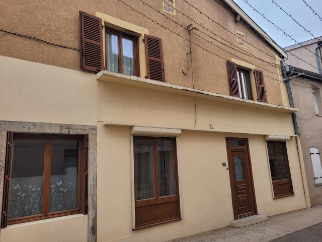 MAISON DE VILLE 195 m2 sur 2 niveaux 4 chambres bureau garage double cour intérieure pavée