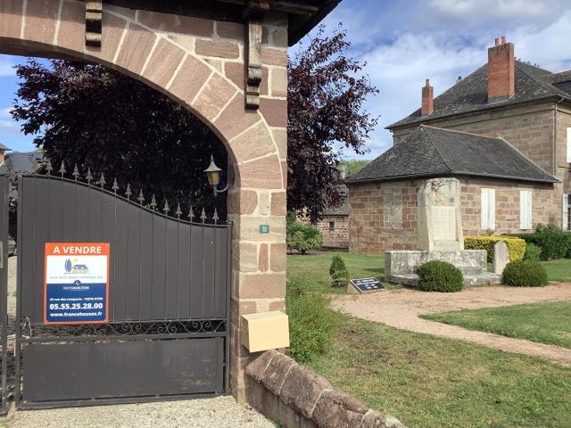 Maison de Ville 2500 hbts ou Local d' activité d'un ancien H. 255m² Varetz