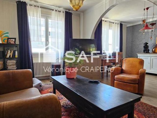 Maison de ville, 2 niveaux, 3 chambres, garage double et extérieur proche tous services