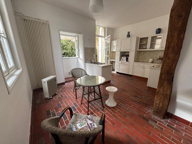 Maison de ville 3/4 chambres avec petit patio 173m² Saintes