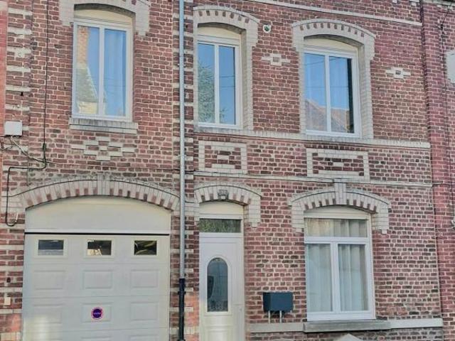 Maison de ville, 5 chambres, stationnements, jardin