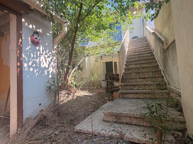 MAISON DE VILLE CENTRE MIRAMAS JARDIN GARAGE