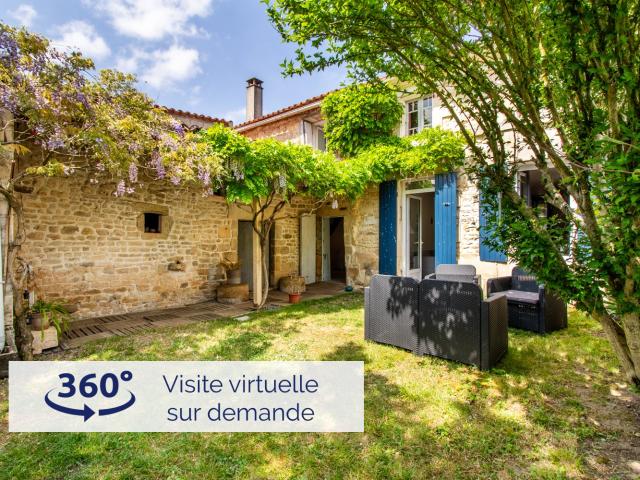 Maison de ville, centre bourg, 21 m2, jardin, 2 chais