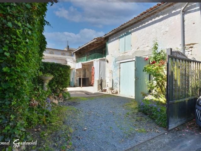 Maison de ville à vendre 4 chambres extérieur et garage sur la commune de Port Sainte Foy et Ponchapt en Dordogne
