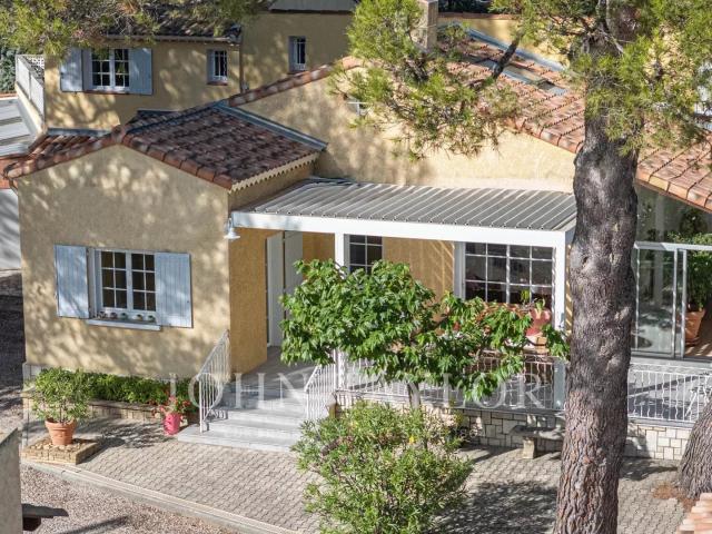 Maison de ville avec terrain et piscine à vendre à Éguilles – Proche Aix en Provence