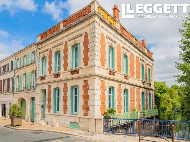 Maison de ville à Pons, à côté de la rivière. Superbement rénovée divisée en chambre d'hôtes et appartment