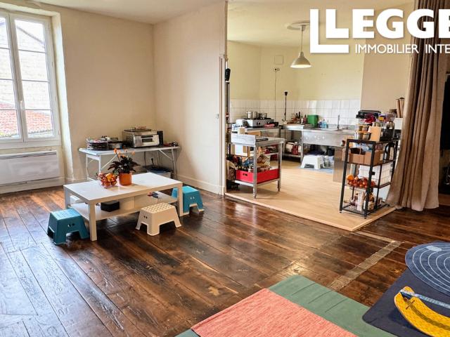 Maison de ville, à quelques pas des commerces et de la gare, avec cour jardin et grange, jardin privé