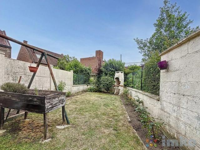 Maison de ville à rénover avec 3 chambres possible 4 et jard