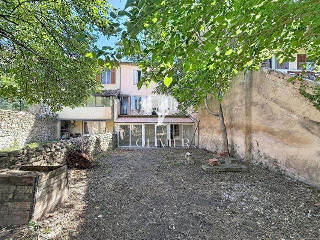 Maison de ville à rénover avec jardin, garage et charme ancien