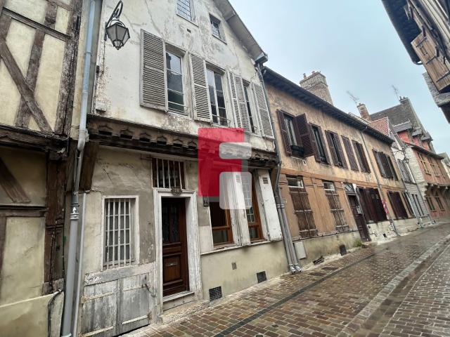 Maison de ville à rénover de 130 m2 au sol en hypercentre de Troyes