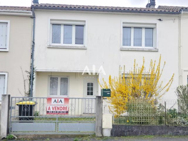 Maison de ville à Ruffec proche des commerces