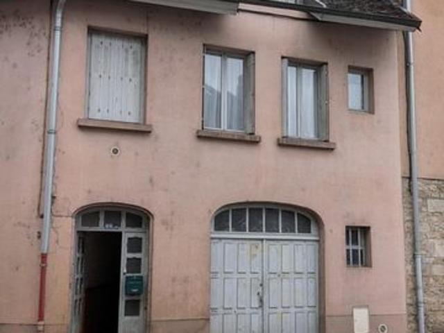 Maison de ville ancienne à fort potentiel – 110 m² habitables – Grand garage 80 m² SALINS LES BAINS JURA