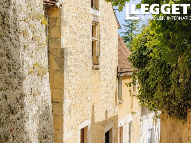 Maison de ville ancienne en pierre, deux chambres, située dans le veille quartier, avec terrasse vue Creuse
