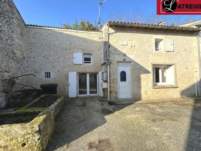 Maison de ville ancienne rénovée avec cachet et dépendance