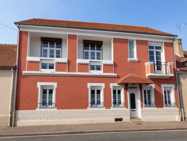 Maison de ville art déco spacieuse à vendre à Bessay sur Allier