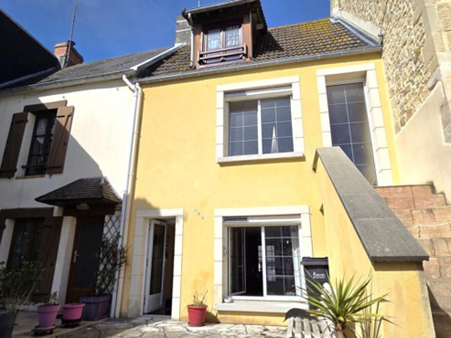 Maison de ville au coeur de Grandcamp Maisy avec jardin, dépe