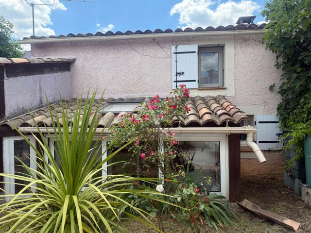 MAISON DE VILLE AU CALME PROCHE COMMODITÉS AVEC TERRASSE ET JARDIN