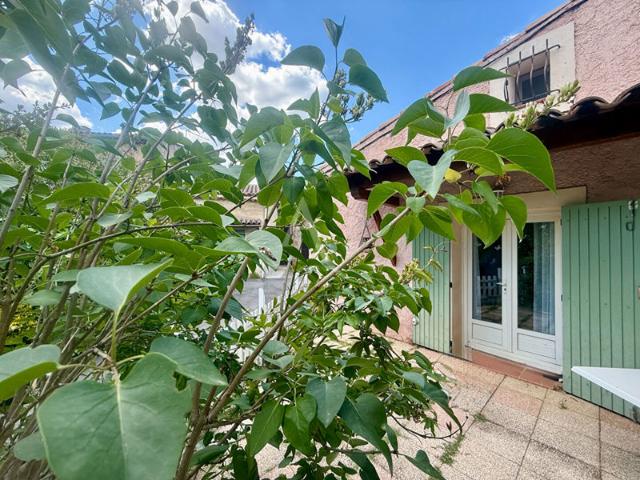 MAISON DE VILLE AU CALME PROCHE COMMODITÉS AVEC TERRASSE ET JARDIN