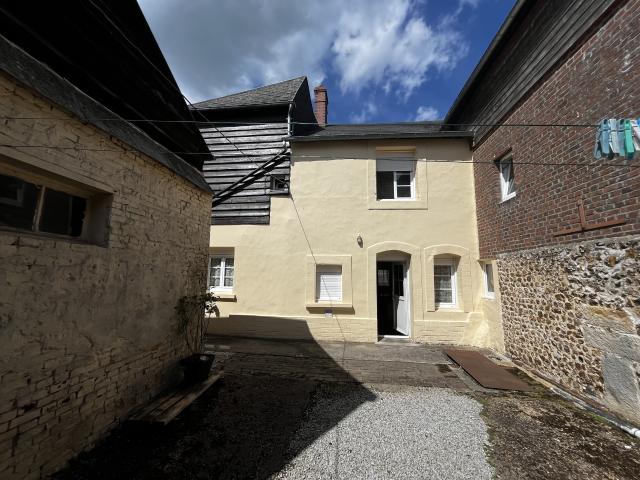 Maison de ville ave cour intérieur, jardin et grand garage