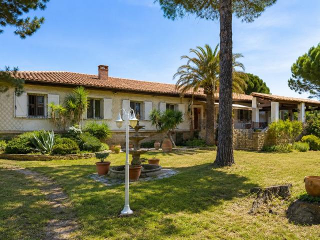 Maison De Ville Avec Terrain Garages & Appartement Independa. 150m² Limoux