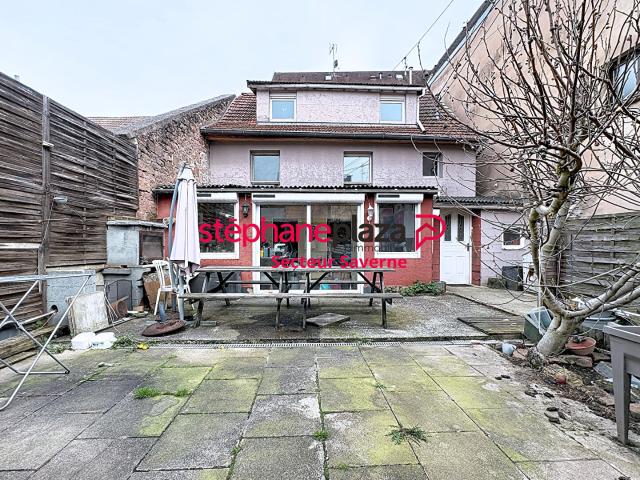 Maison de ville avec terrasse à rénover