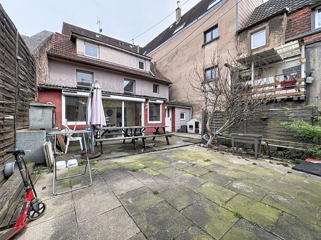Maison de ville avec terrasse à rénover