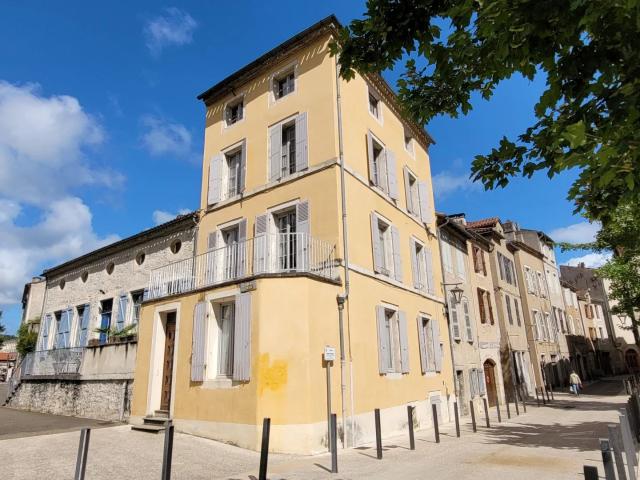 Maison de ville avec terrasse et vue sur le Lot