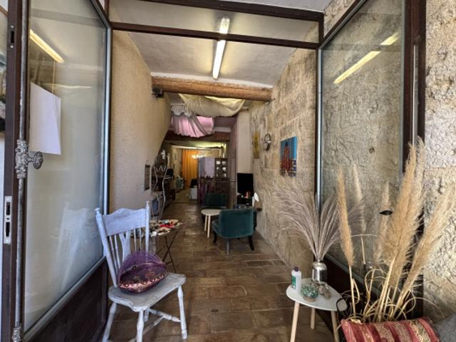 Maison de ville avec terrasse et commerce à Pézenas!