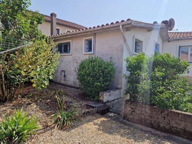 Maison De Ville Avec Appartement, Hangar Et Jardin 108m² Miradoux
