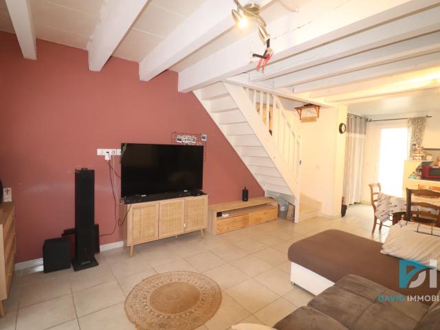 Maison de ville avec balcon et cour