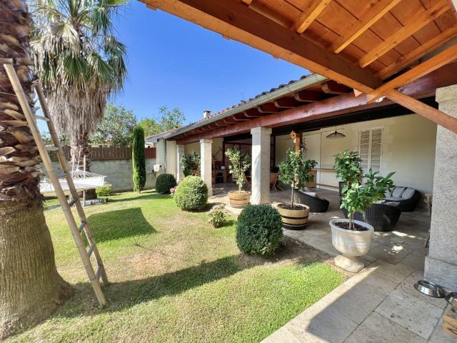 MAISON DE VILLE AVEC BEAU JARDIN ET 3 GARAGES