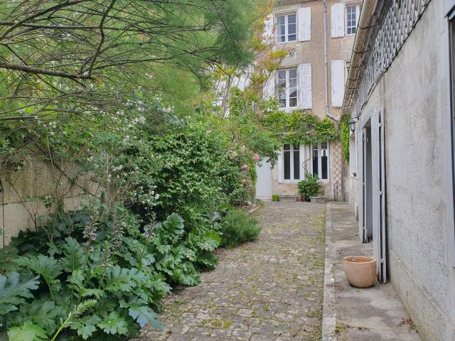 Maison de ville avec beaucoup de charme, un extérieur très agréable et à proximité de tous commerces & service