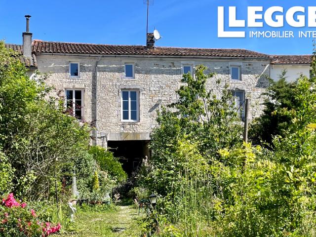 Maison de ville avec cinq chambres située au cour d'Aigre avec ses commerces