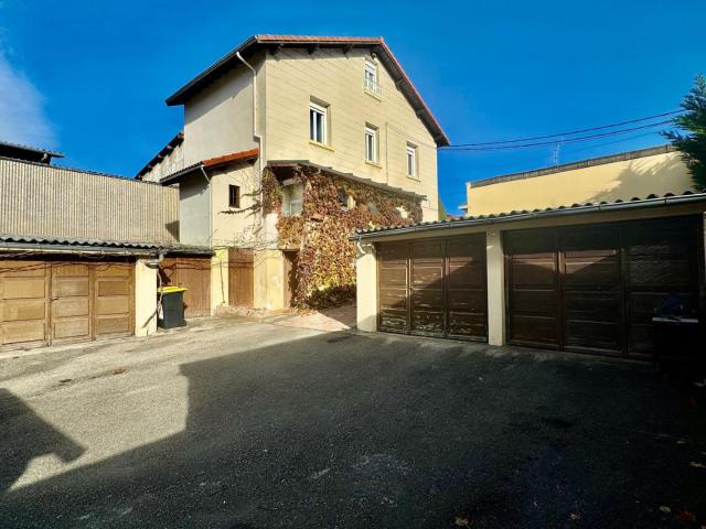 Maison de ville avec cour et garages