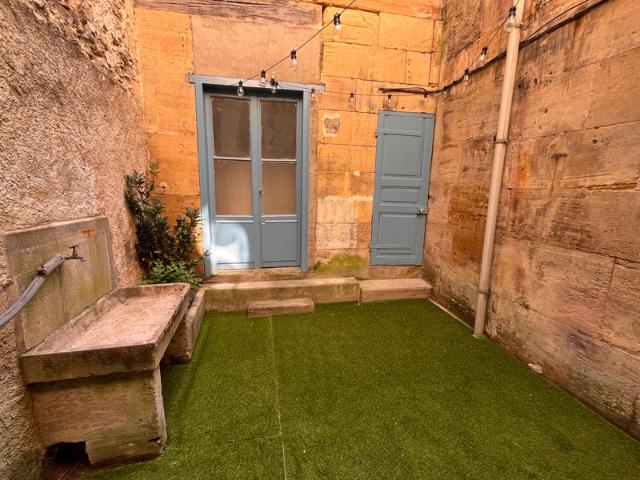 Maison de ville avec cour intimiste et petite dépendance