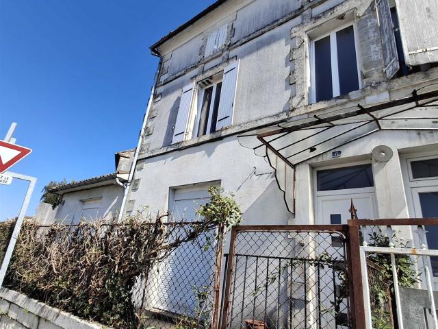 Maison De Ville Avec Cour 104m² Chasseneuil sur Bonnieure