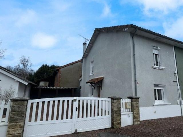 Maison De Ville Avec Cour 66m² Roumazières Loubert